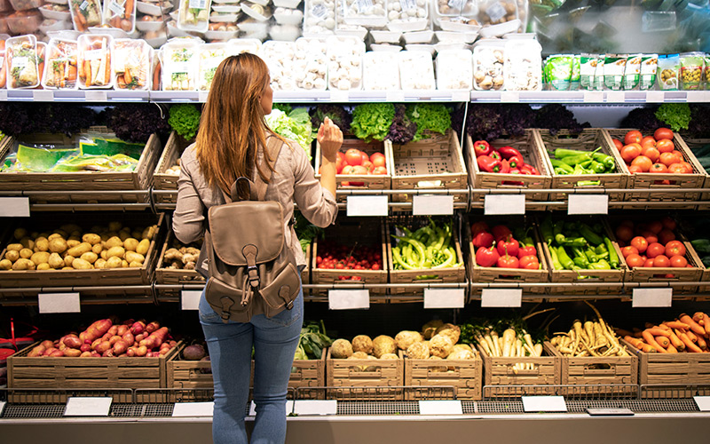 Mujer haciendo la compra en el supermercado